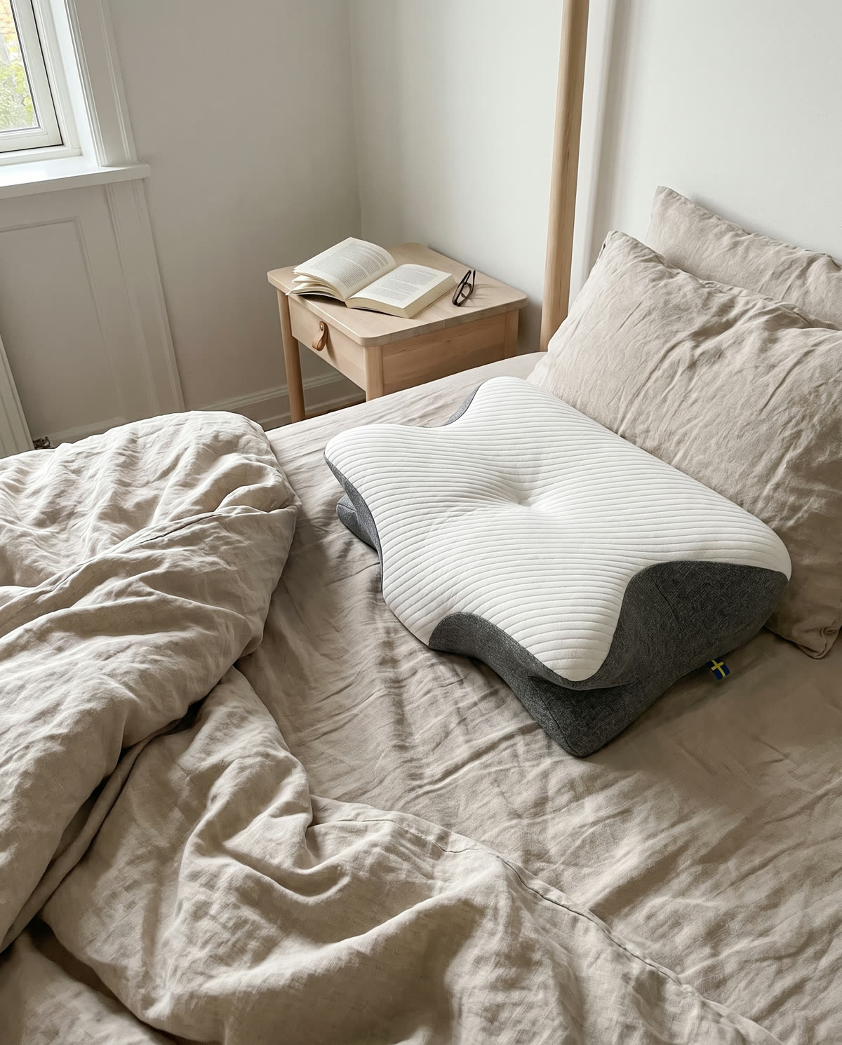 Mann med sovepute på soverommet