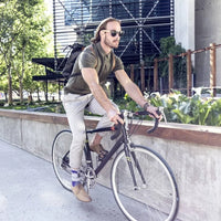 Man cyklar i stadsmiljö med MalleoLoc L3 i skon