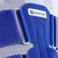 Närbild på MyoTrains blå kardborrerem och spänne med Bauerfeind-logotyp