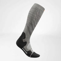 Bauerfeind Outdoor Merino kompressionsstrumpa i ljusgrått, knähög, dammodell