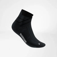 Bauerfeind Run Performance Low Cut strumpa i svart, sedd från sidan