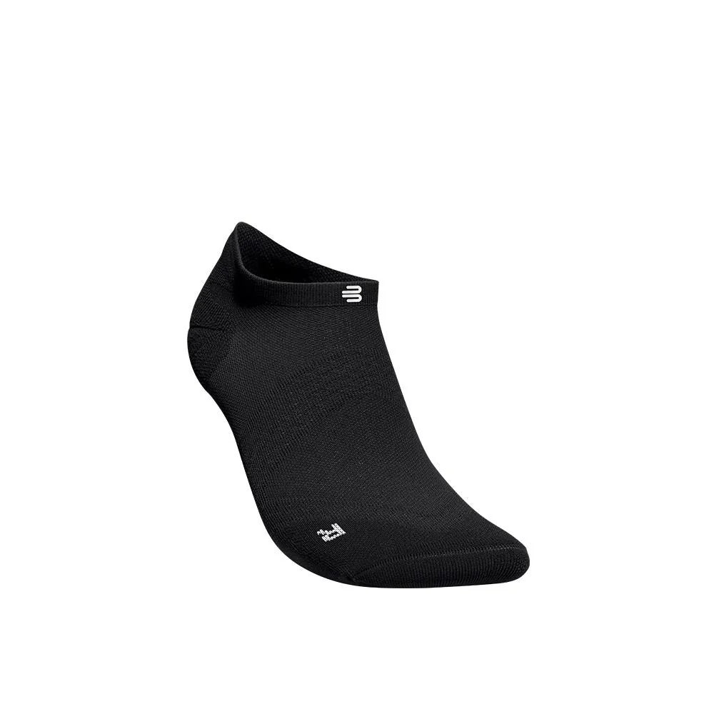 Bauerfeind Run Ultralight Low Cut löparstrumpa i svart, snett framifrån, vit bakgrund