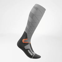 Bauerfeind Ski Performance kompressionsstrumpa i grått med orange detaljer, dammodell
