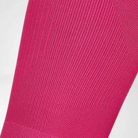 Närbild på den tunna mikrofiberstickningen, rosa modell