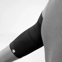 Svart Sports Compression Elbow Support på böjd arm