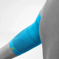 Blått Sports Compression Elbow Support på böjd arm