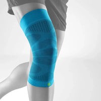 Bauerfeind Sports Compression Knee Sleeve i färgen Rivera, ljusblå, på knä, vit bakgrund