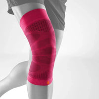 Bauerfeind Sports Compression Knee Sleeve i rosa på knä