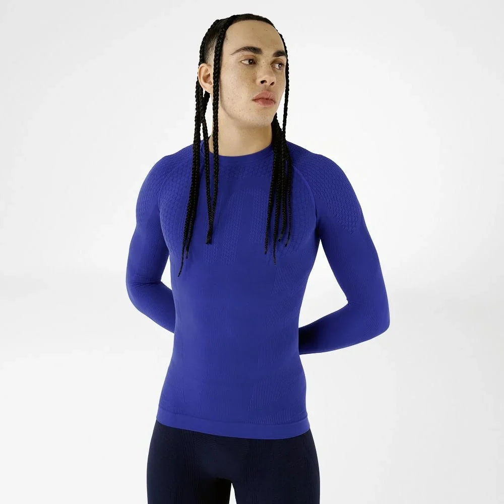 Man i blå Bauerfeind Sports Compression långärmad tröja, framifrån