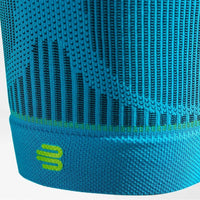 Närbild på nederkanten med Bauerfeind-logotyp på en thigh sleeve i rivera