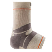 Bauerfeind Outdoor Compression Ankle Support i sandsten, sidovy utan bärare