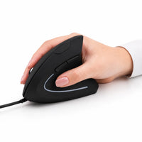 Hand placerad i naturlig vertikal position på svart datormus