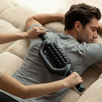 Fitpaddy FitRoller används på axeln på en man som ligger i en soffa