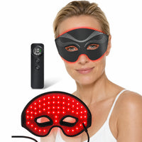 Kvinna använder rödljusterapi ögonmask med LED-ljus och tillhörande kontroll.
