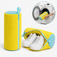 Gul och blå skotvättpåse med mjuk mikrofiber, visad med vita sneakers och placering i tvättmaskin.