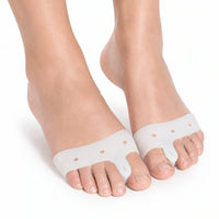 Skydd för hallux valgus i mjuk silikon som separerar stortån och ger stöd och komfort för framfoten.
