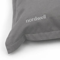 Närbild på grått kuddfodral från Nordwell