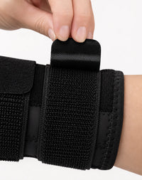Närbild av justerbart kardborreband på stabilt handledsbandage.