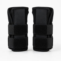 Svart stabilt handledsbandage fram- och baksida med justerbara remmar.