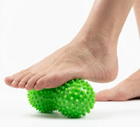 Taggig massageboll i peanotform för djup egenmassage