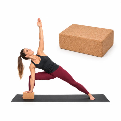 Yogablock i kork som används som stöd vid yogaövning