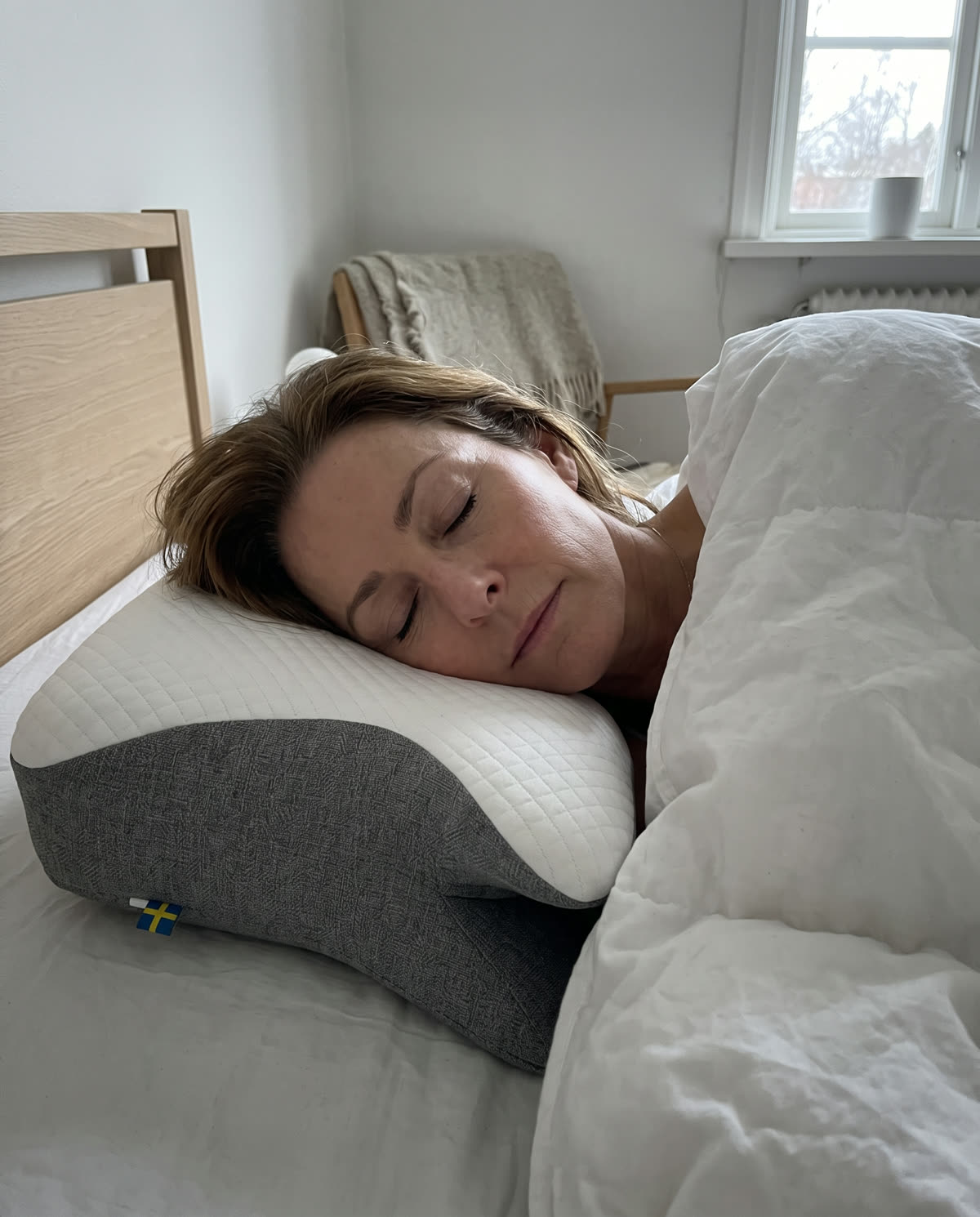 Sovepute på en seng i morgenlys