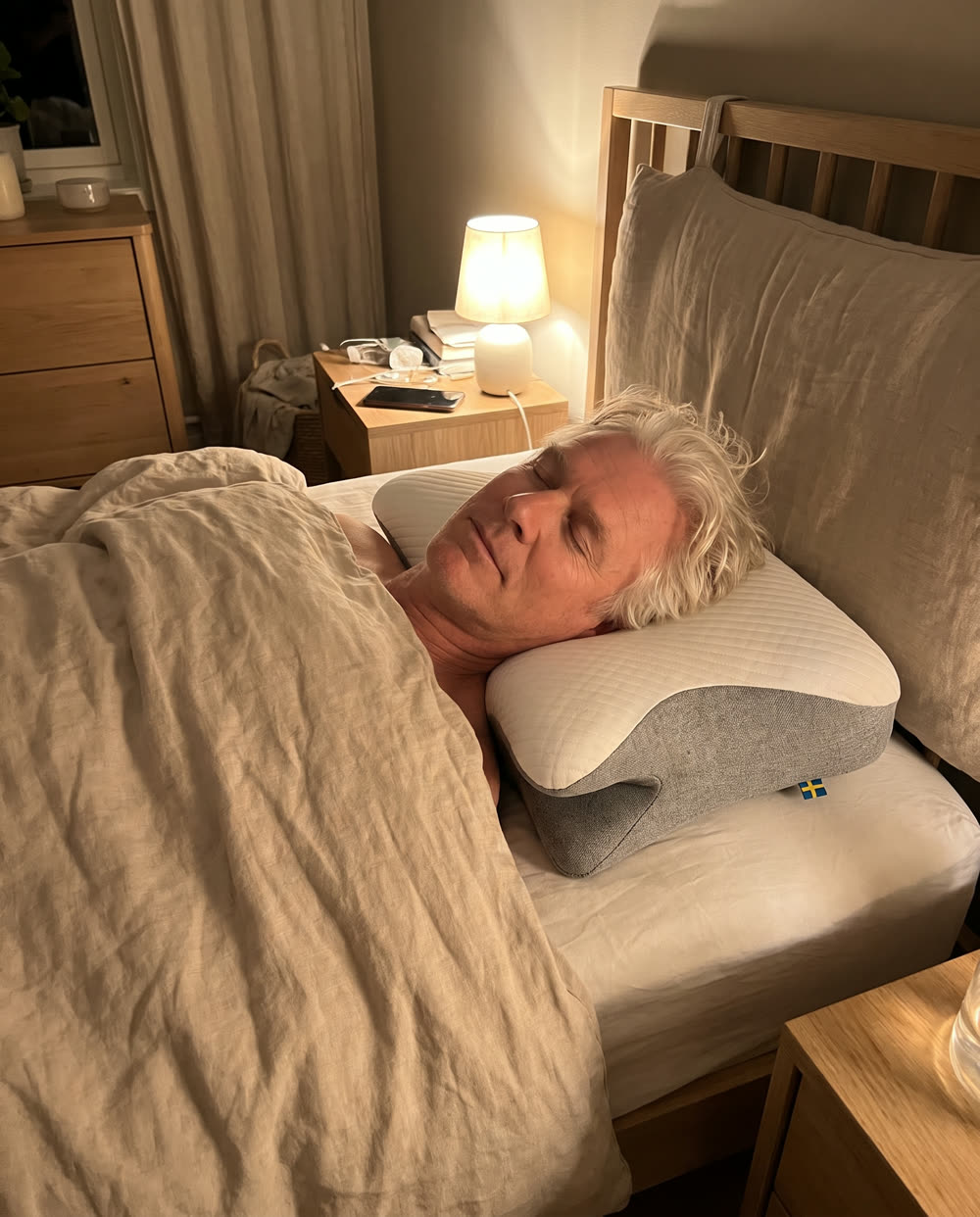 Eldre mann sover rolig på ryggen på sovepute